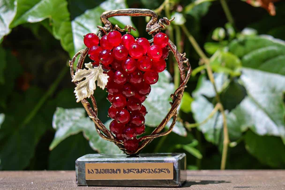 Bronze souvenir "Kvevri and Grapes chkhaveri" Premium